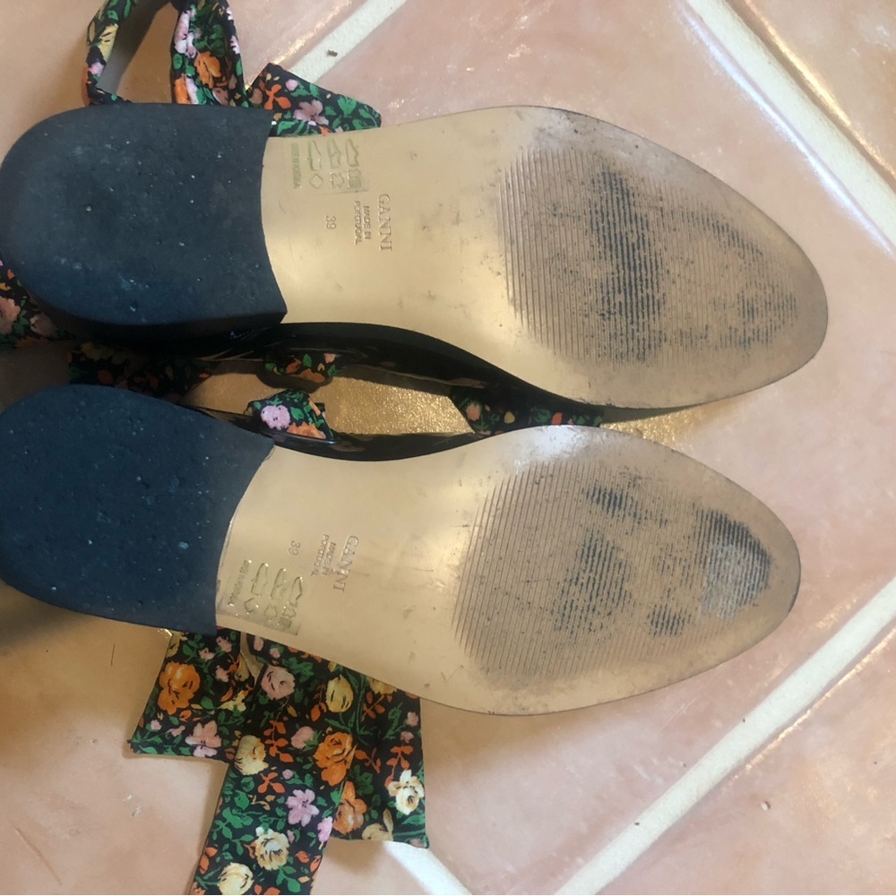 Taking offers! Gianni flats size 39 - Picture 6 of 6